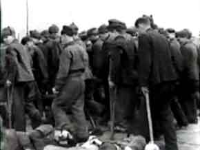 Фото 34. Лагерь Stalag VI-C Витмаршен. фото 2.<br>
 Съёмка 1944 года. Пленные идут на работу.