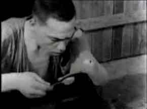 Фото 35. Лагерь Stalag VI-C Витмаршен. фото 3.<br>
 Съёмка 1944 года. Обед: баланда из брюквы и кольраби.
