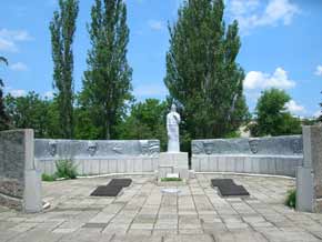 Фото 2. Мемориал в селе Гродовка. Общий вид. Крупно.
