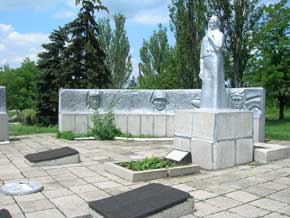 Фото 3. Мемориал в селе Гродовка. Вид справа.