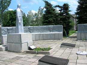 Фото 4. Мемориал в селе Гродовка. Вид слева.
