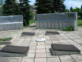 Фото 11. Плиты с фамилиями увековеченных воинов. Вид слева.